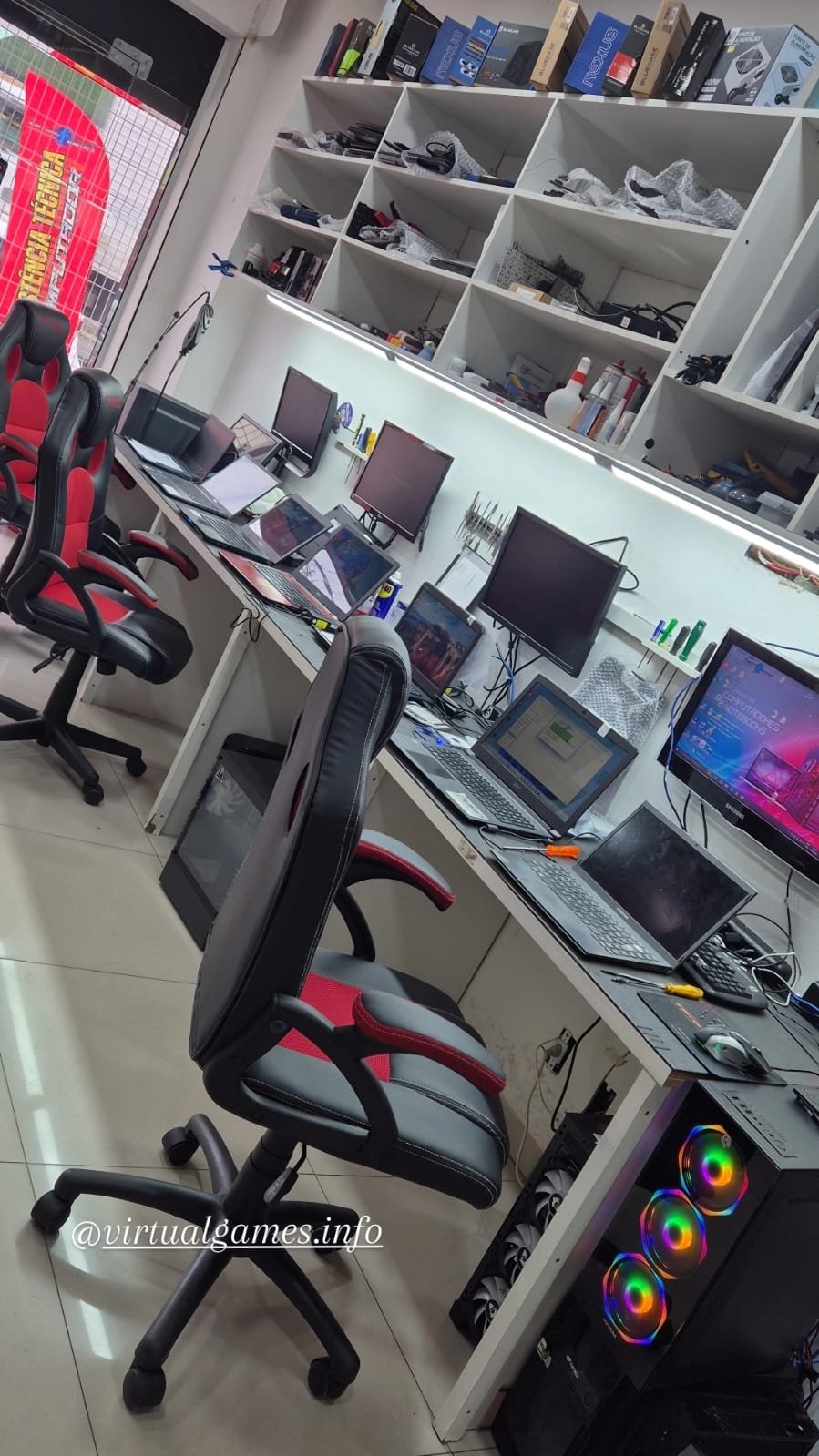 Estrutura interna da loja com bancada de trabalho